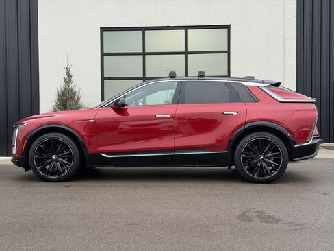 Used 2025 Cadillac Lyriq Luxury image 2