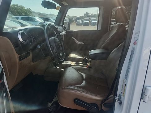 Used 2015 Jeep Wrangler Unlimited Rubicon w/ Connectivity Group AWD/4WD image 19