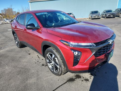 Used 2024 Chevrolet Trax RS w/ Driver Confidence Package image 2