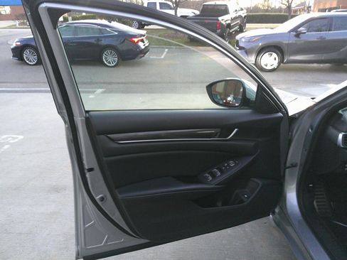 Used 2018 Honda Accord Sport image 17