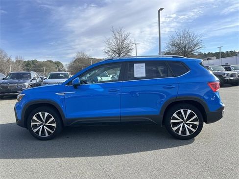 Used 2022 Volkswagen Taos SE w/ Panoramic Sunroof Package image 2