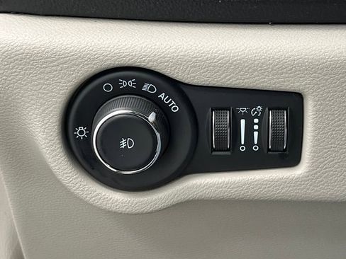 Used 2024 Chrysler Pacifica Limited FWD image 52