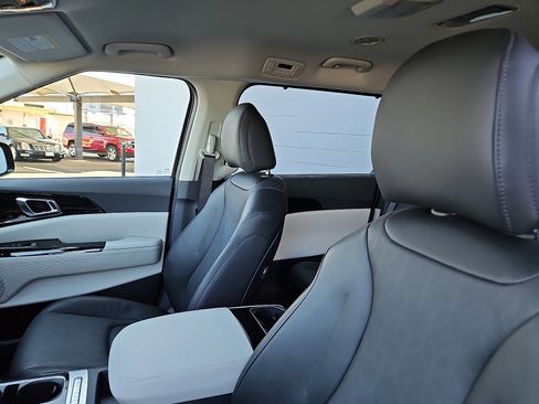 Used 2024 Kia Carnival EX image 9