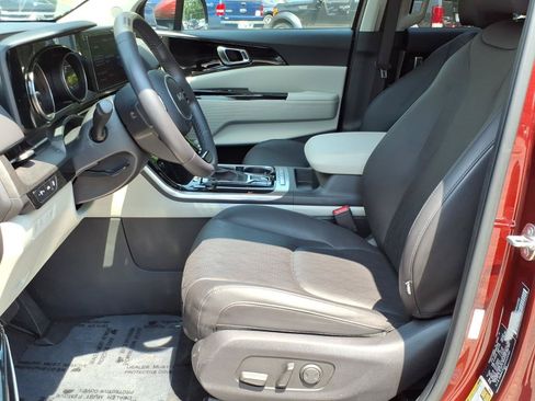 Used 2024 Kia Carnival EX FWD image 11