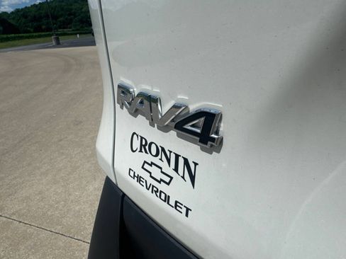 Used 2022 Toyota RAV4 XLE Premium AWD/4WD image 9