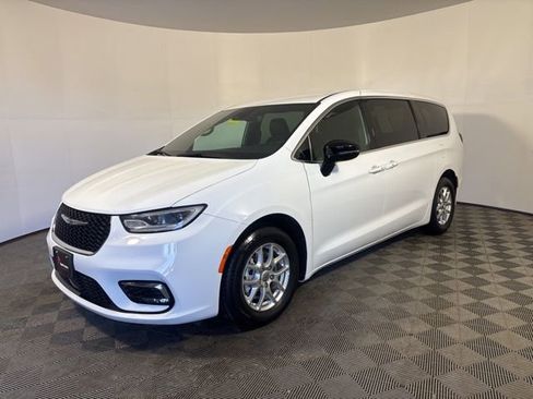 Used 2025 Chrysler Pacifica Select FWD image 3