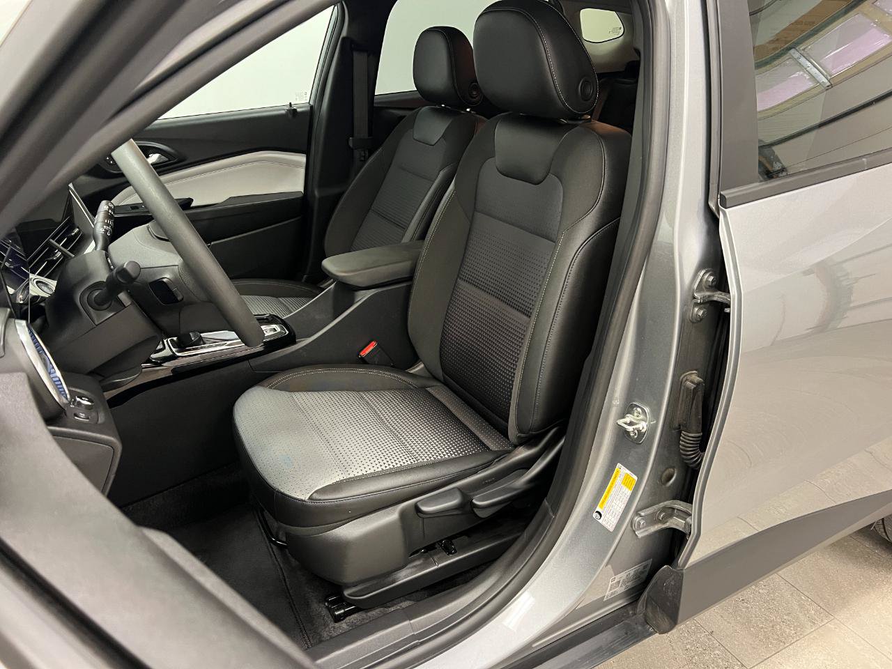 Used 2025 Chevrolet Trax LT FWD image 25