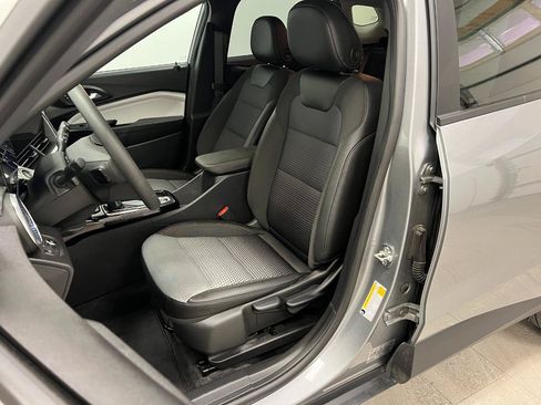 Used 2025 Chevrolet Trax LT FWD image 25