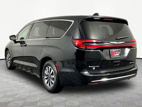 Used 2022 Chrysler Pacifica Touring-L w/ Uconnect Theater Family Group FWD image 4