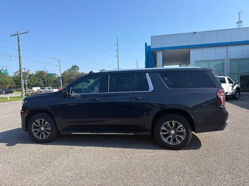 Used 2022 Chevrolet Suburban LT w/ Luxury Package RWD image 8