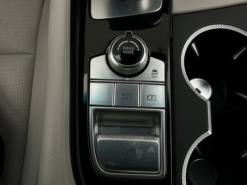 Used 2025 Genesis G70 2.5T image 23