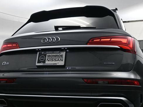 Used 2021 Audi Q5 e Premium Plus w/ Premium Plus Package AWD/4WD image 11