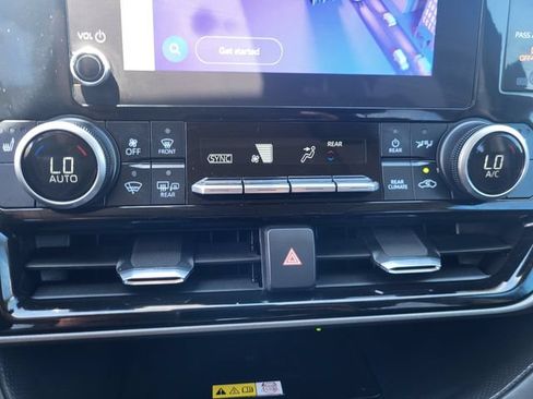 Used 2023 Toyota Highlander XLE AWD/4WD image 18