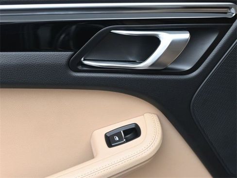 Used 2022 Porsche Macan image 23