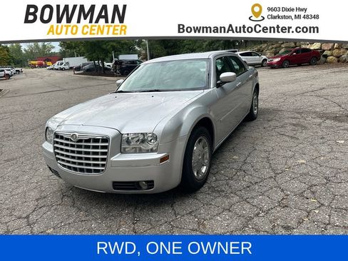 Used 2005 Chrysler 300 Touring RWD image 1