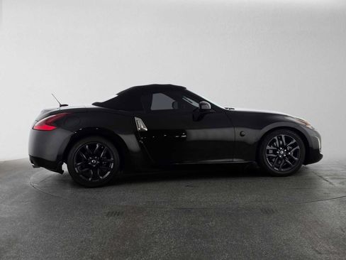 Used 2018 Nissan 370Z Touring RWD image 2