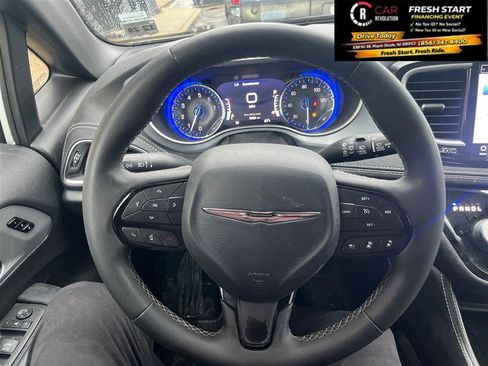 Used 2025 Chrysler Pacifica Limited image 28