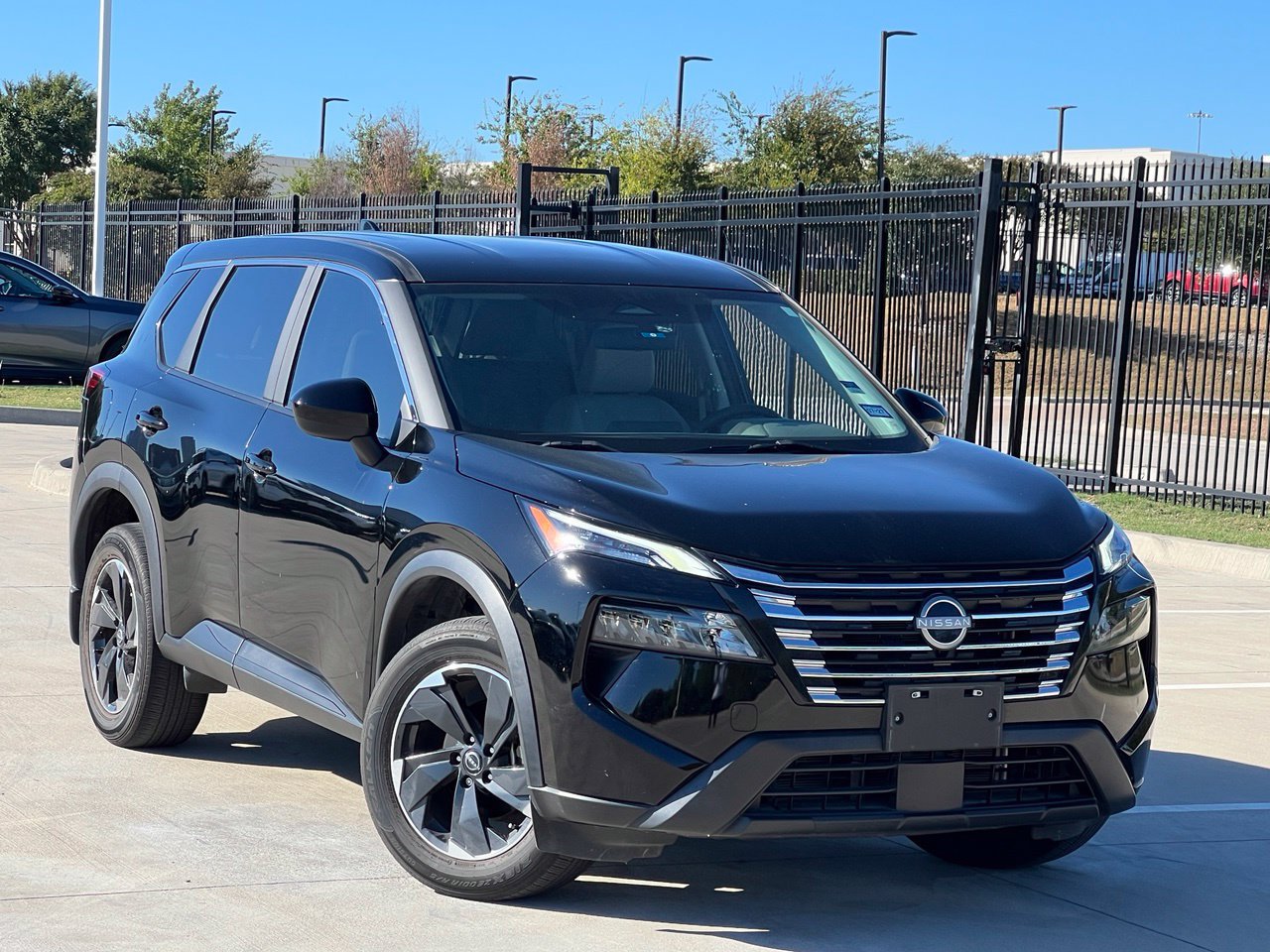 Used 2024 Nissan Rogue SV FWD image 1