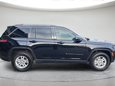 Used 2023 Jeep Grand Cherokee Laredo AWD/4WD image 2