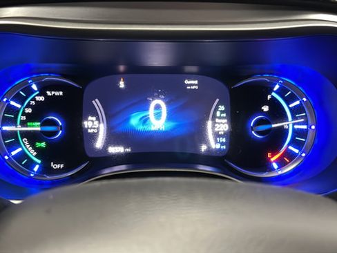 Used 2024 Chrysler Pacifica Limited FWD image 16