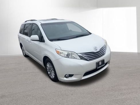 Used 2015 Toyota Sienna XLE w/ XLE Navigation Package image 4