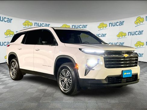Certified 2025 Chevrolet Traverse LT image 1