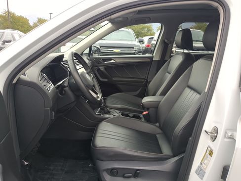 Used 2022 Volkswagen Tiguan SE w/ Panoramic Sunroof Package AWD/4WD image 17