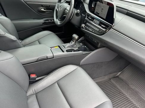 Used 2025 Lexus ES 300h w/ Premium Package FWD image 18