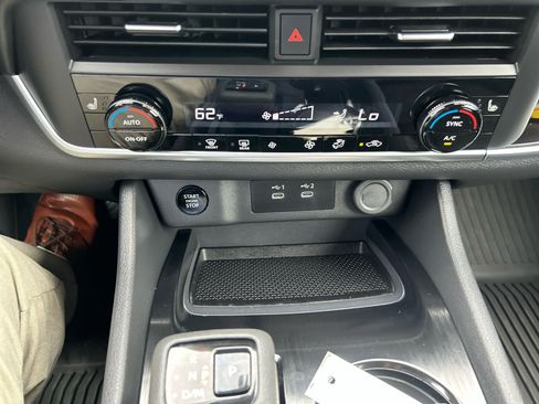 Used 2025 Nissan Rogue SV AWD/4WD image 17