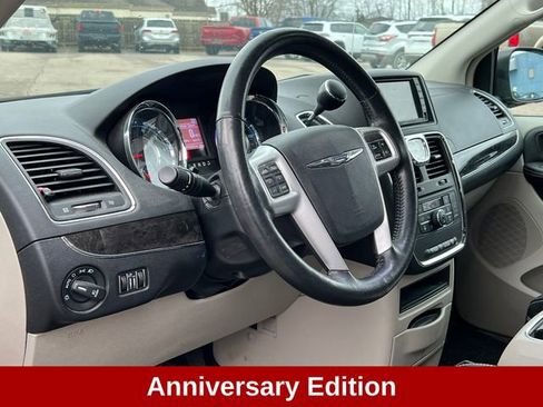 Used 2016 Chrysler Town & Country Touring-L image 3