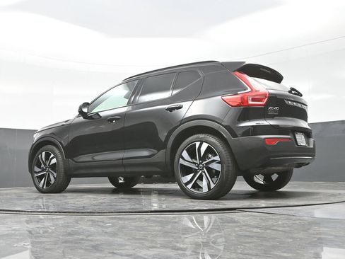 Used 2024 Volvo XC40 B5 Plus image 25