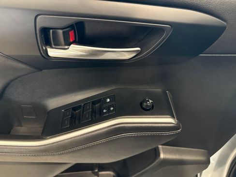 Used 2020 Toyota Highlander XLE FWD image 23