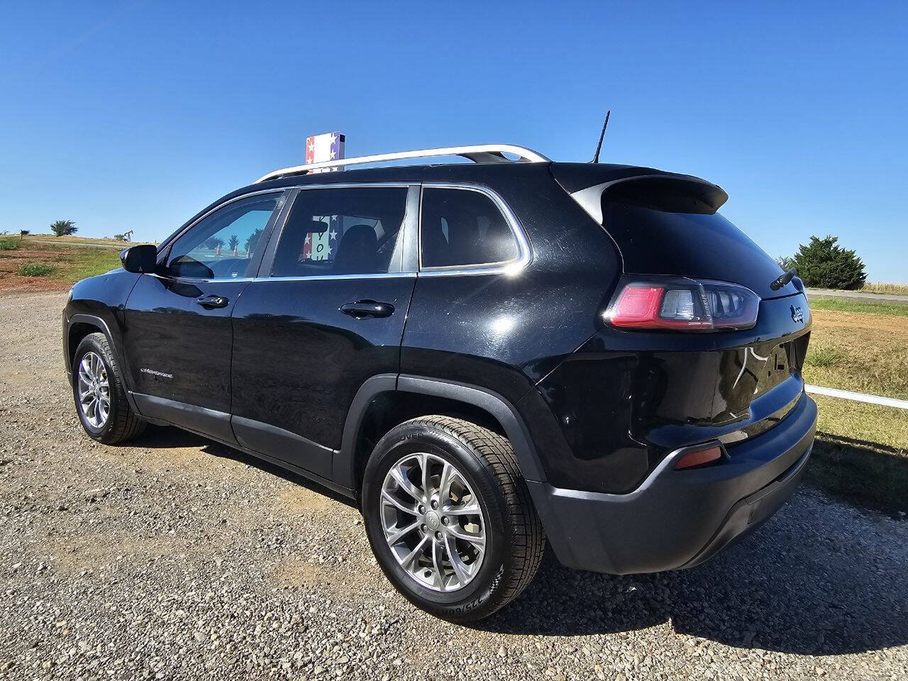 Used 2019 Jeep Cherokee Latitude Plus w/ Comfort/Convenience Group FWD image 3