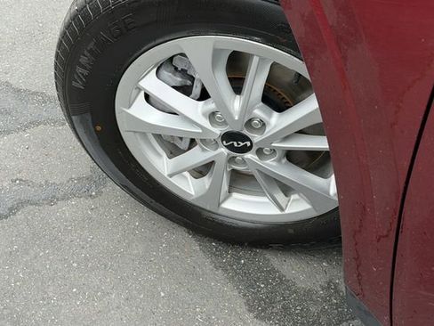 Used 2024 Kia Carnival LX image 10