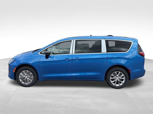 New 2027 Chrysler Pacifica Select AWD/4WD image 3