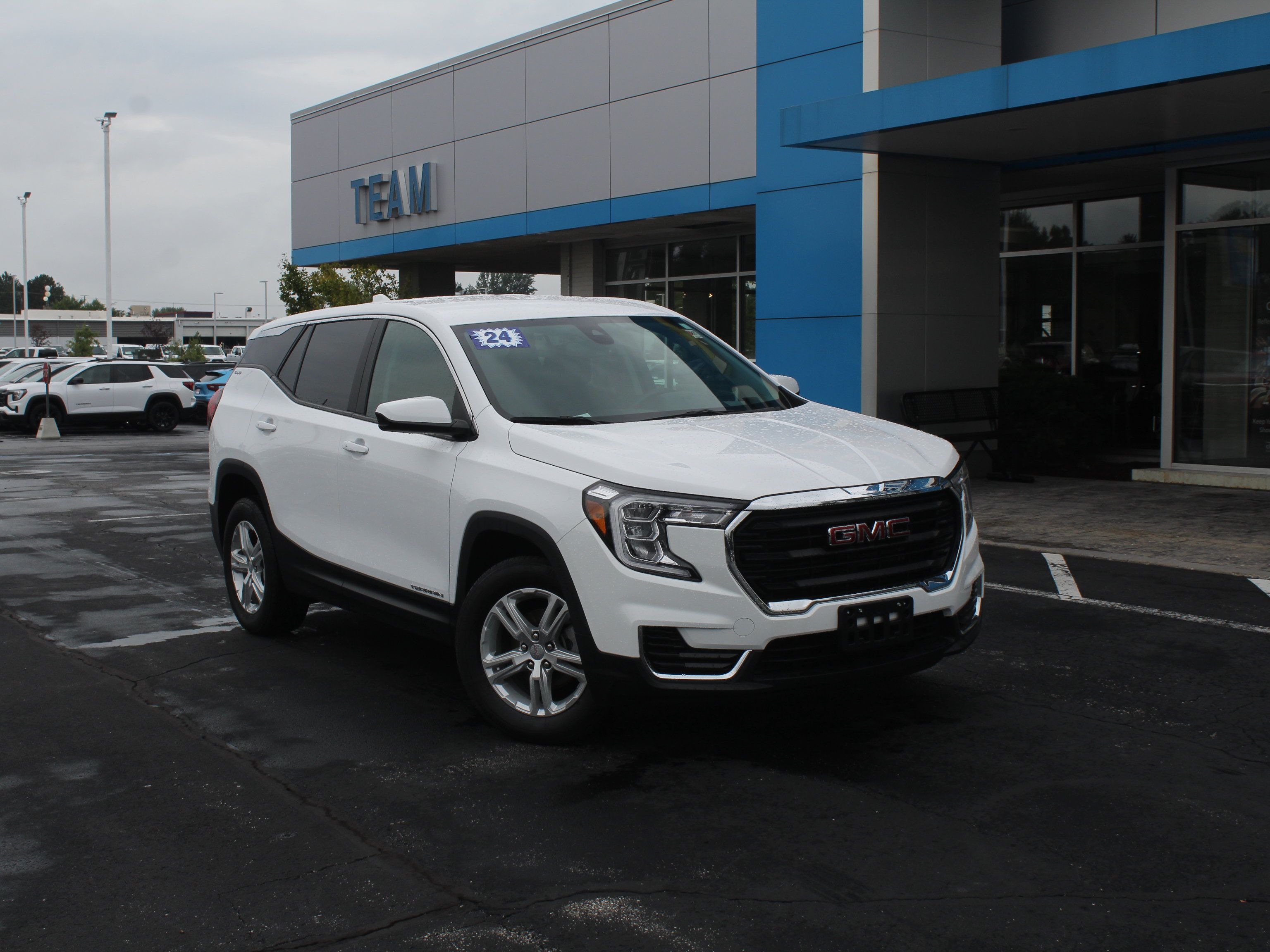 Used 2024 GMC Terrain SLE AWD/4WD image 4