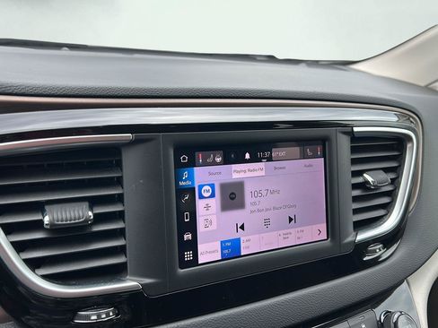 Used 2022 Chrysler Voyager LX FWD image 8