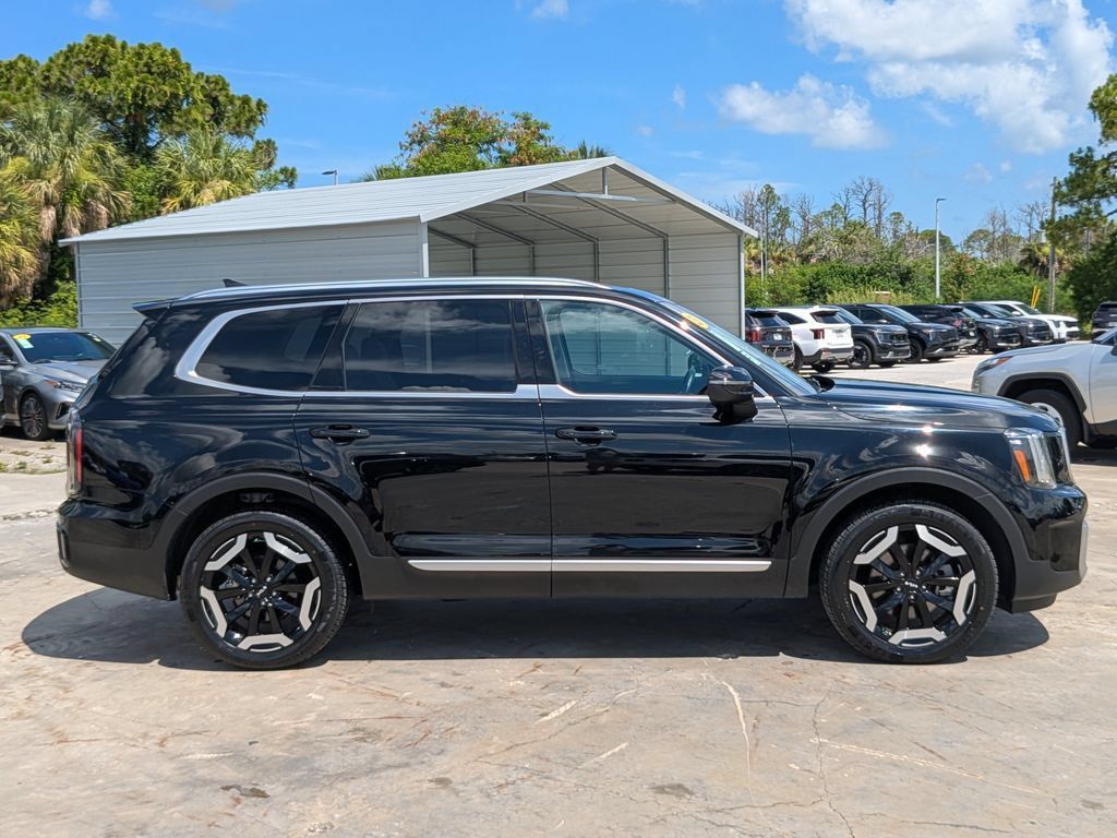 Certified 2023 Kia Telluride EX w/ EX Captain's Chair Package FWD image 9