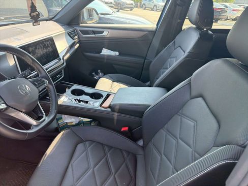 Used 2025 Volkswagen Atlas Cross Sport SE FWD image 5