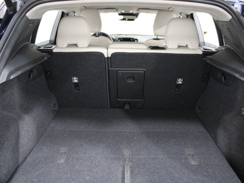 Used 2022 Volvo XC40 T4 Momentum FWD image 23
