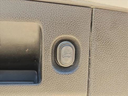 Used 2019 Cadillac Escalade Luxury w/ Escalade Sport Edition AWD/4WD image 7