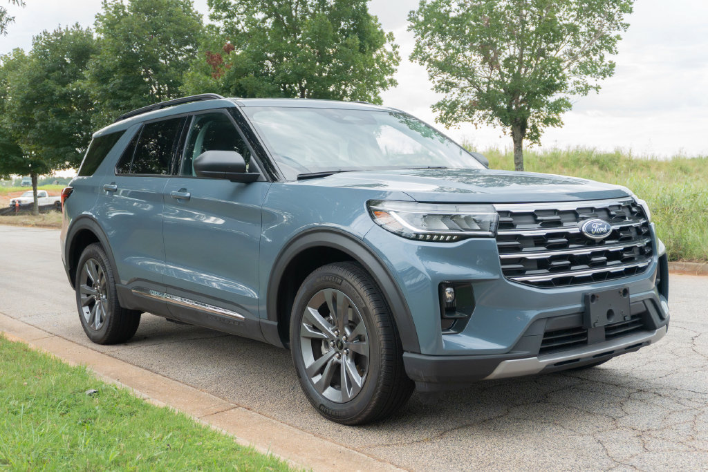Used 2025 Ford Explorer Active w/ Active Comfort Package AWD/4WD image 3