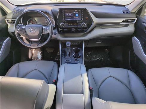 Used 2022 Toyota Highlander XLE AWD/4WD image 18