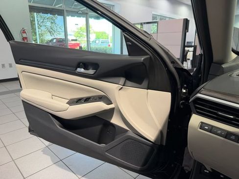 Used 2025 Nissan Altima 2.5 SV FWD image 25