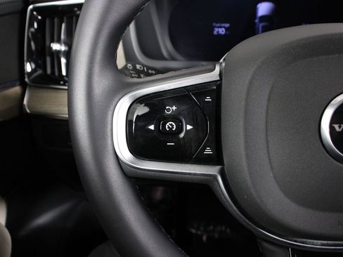 Certified 2025 Volvo XC90 T8 Plus AWD/4WD image 10