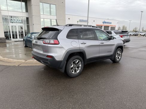 Used 2019 Jeep Cherokee Trailhawk AWD/4WD image 4