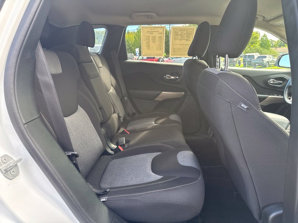 Used 2018 Jeep Cherokee Latitude w/ Cold Weather Group FWD image 11