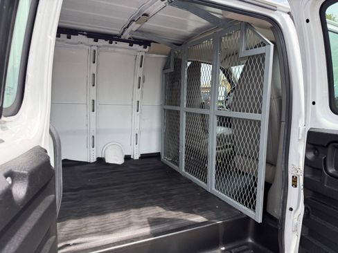 Used 2018 Chevrolet Express 2500 w/ Driver Convenience Package RWD image 23