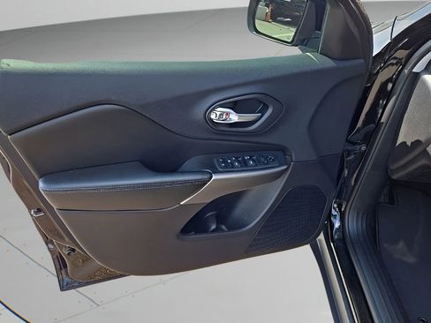 Used 2019 Jeep Cherokee Latitude w/ Popular Appearance Group image 21