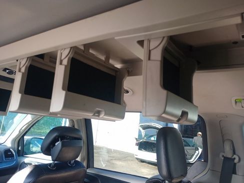 Used 2014 Chrysler Town & Country Touring image 15
